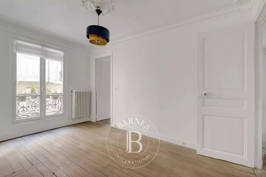Rooms - 3-Piece Parisian Flat with Courtyard View
