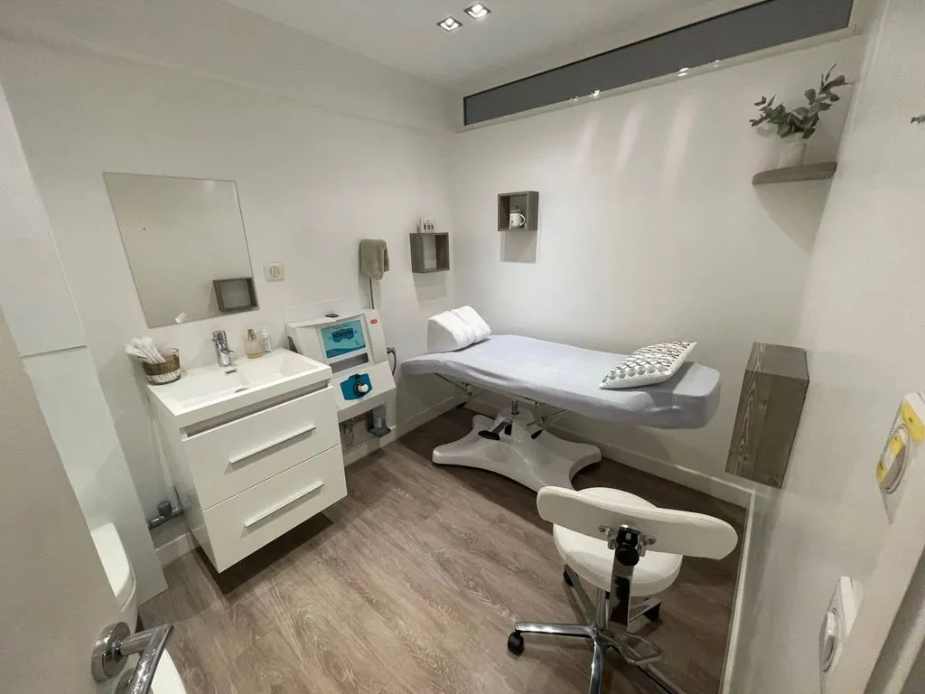 Chambres - Bureaux de Luxe avec Vue Rue d'Antibes à Cannes