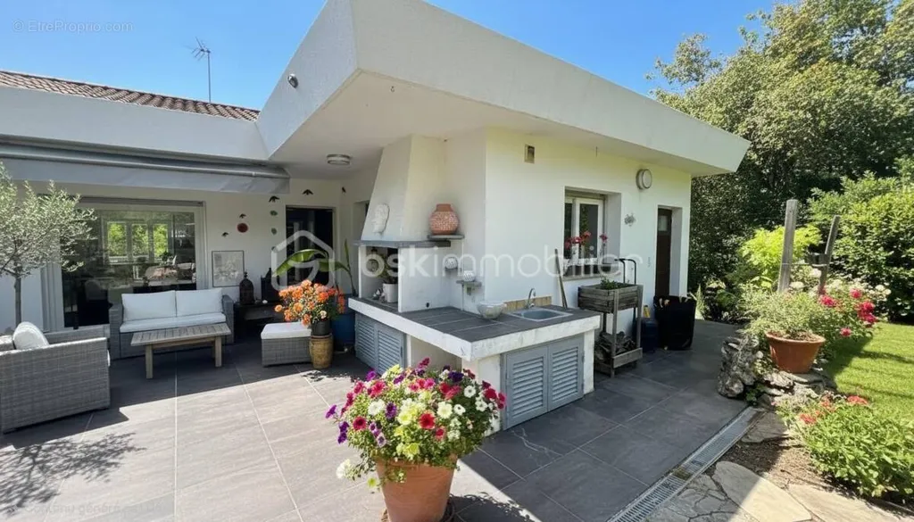 Terrasse - Villa de Plain-Pied avec Piscine et Jardin à Proximité
