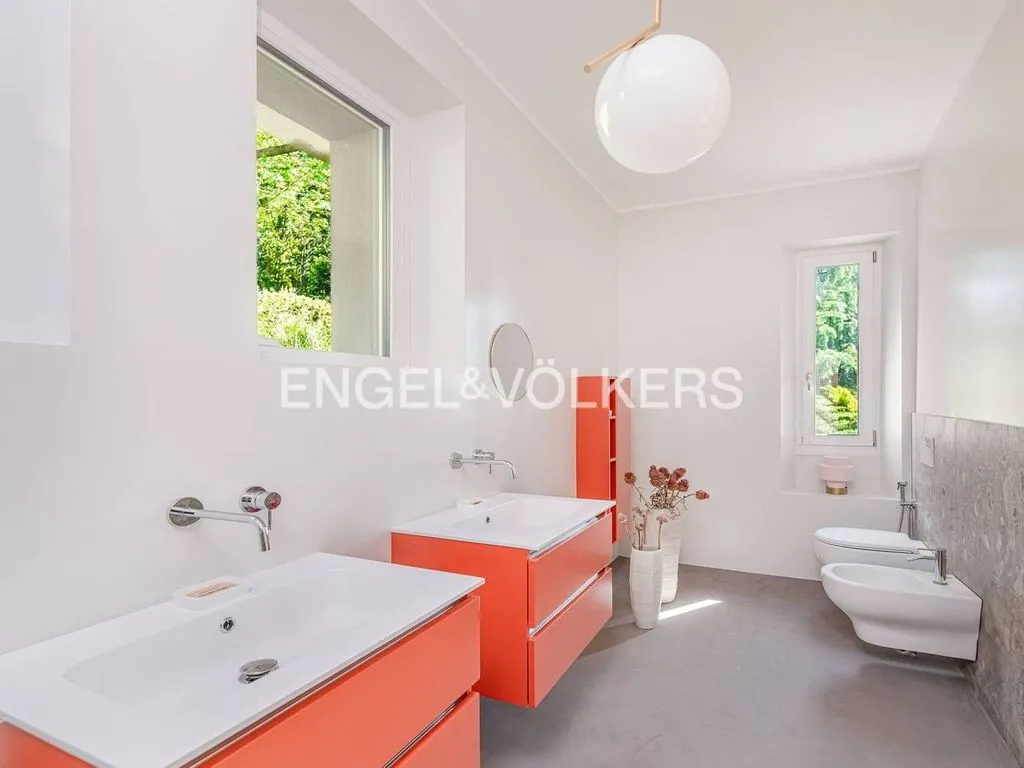 Bathrooms - Luxury Villa with Panoramic Views in Erba