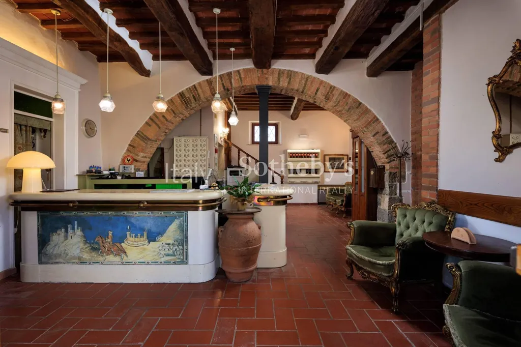 Entrée - Historic Estate with Vineyards in Chianti
