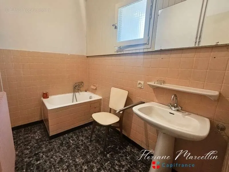 Salles de bain - Maison avec Deux Appartements Indépendants à Vougy