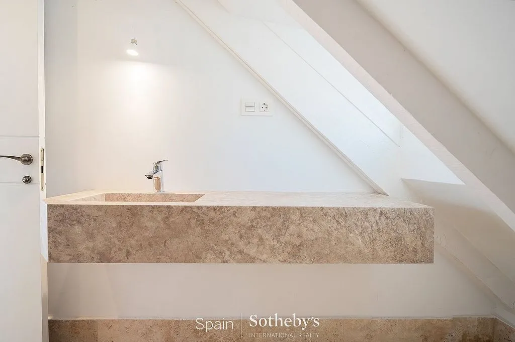 Bathrooms - Contemporary Flat with Terrace in Salamanca