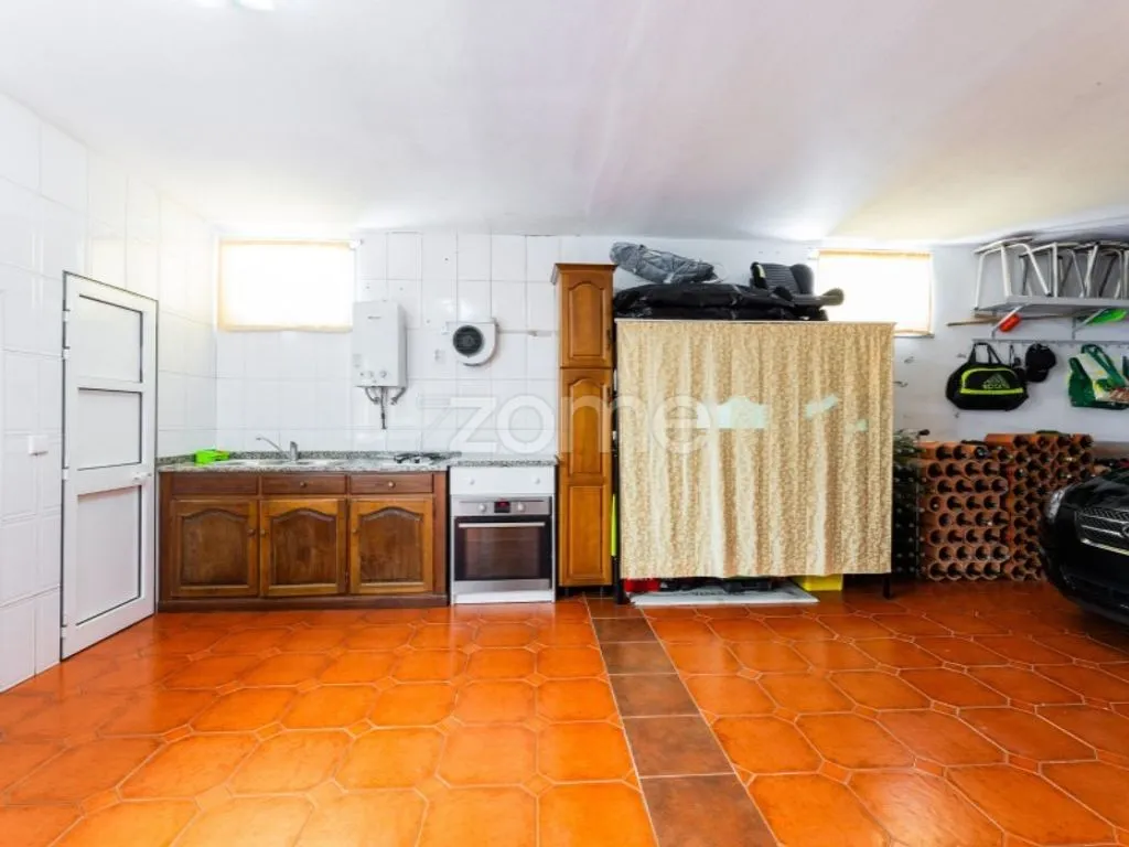 Garaaž - Luxury House with Garden in Vimieiro, Braga