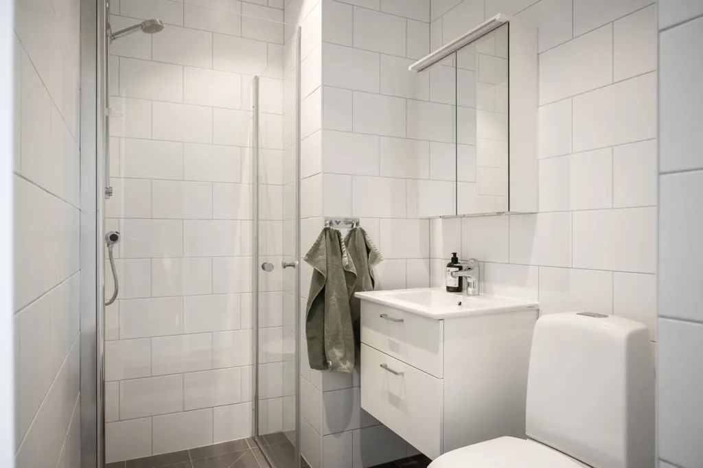Bagni - Modern 4-Bedroom Flat with Balcony in Backadalsstigen