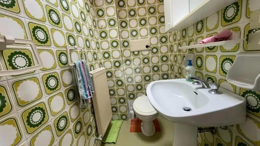 Salles de bain - Bright 2-Bedroom Apartment with Lift in Baiardo
