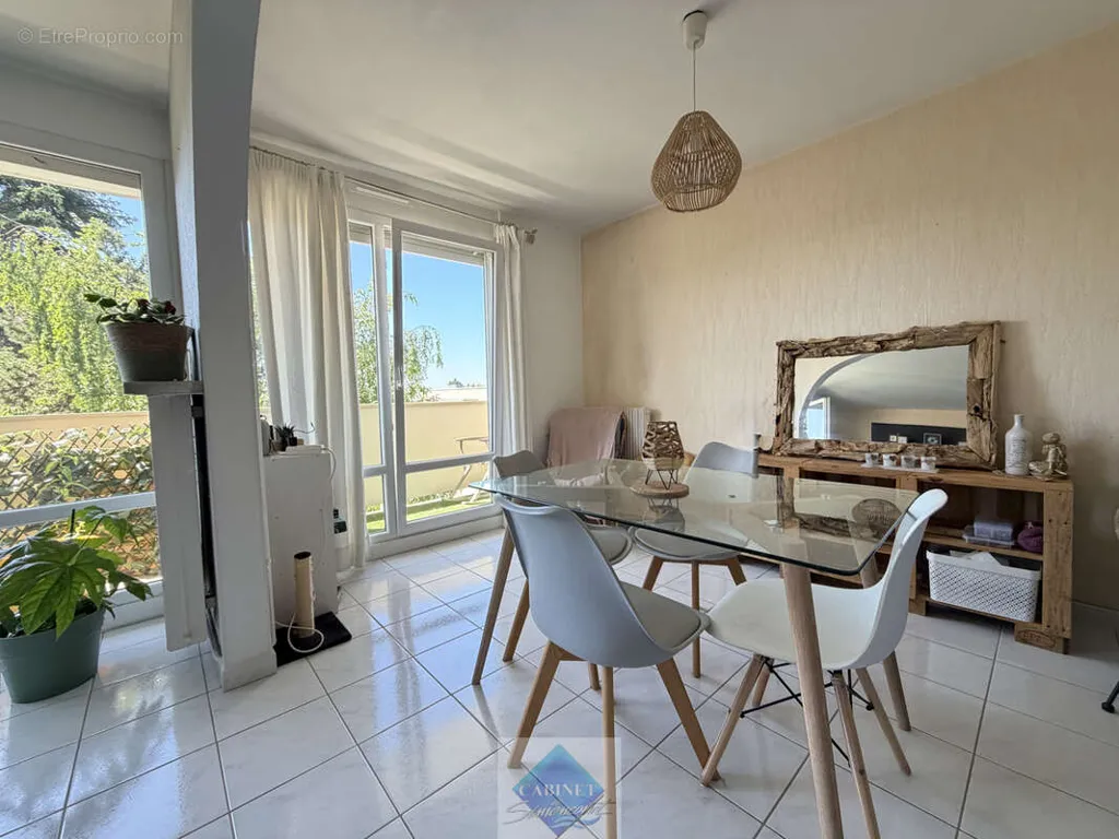 Söögituba - Spacious Apartment with South-Facing Balcony in City Centre