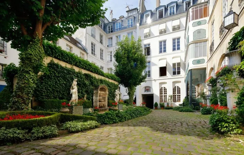 Aed - Commercial Offices in Historic Courtyard, Paris