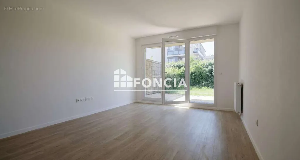Magamistoad - 3-Piece Garden Flat in Dammarie-les-Lys