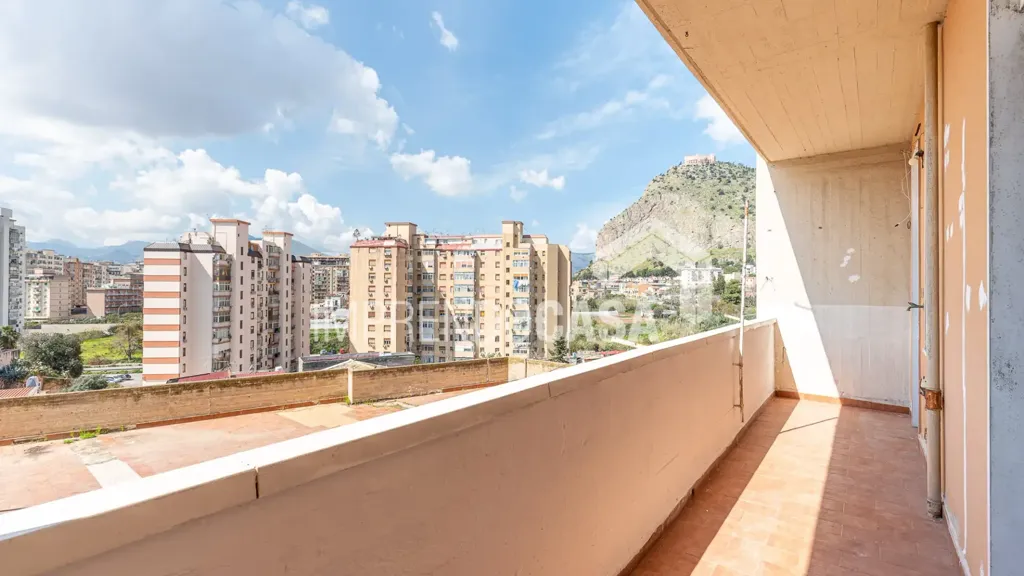 Rõdu - Trilocale with Balcony View in Palermo