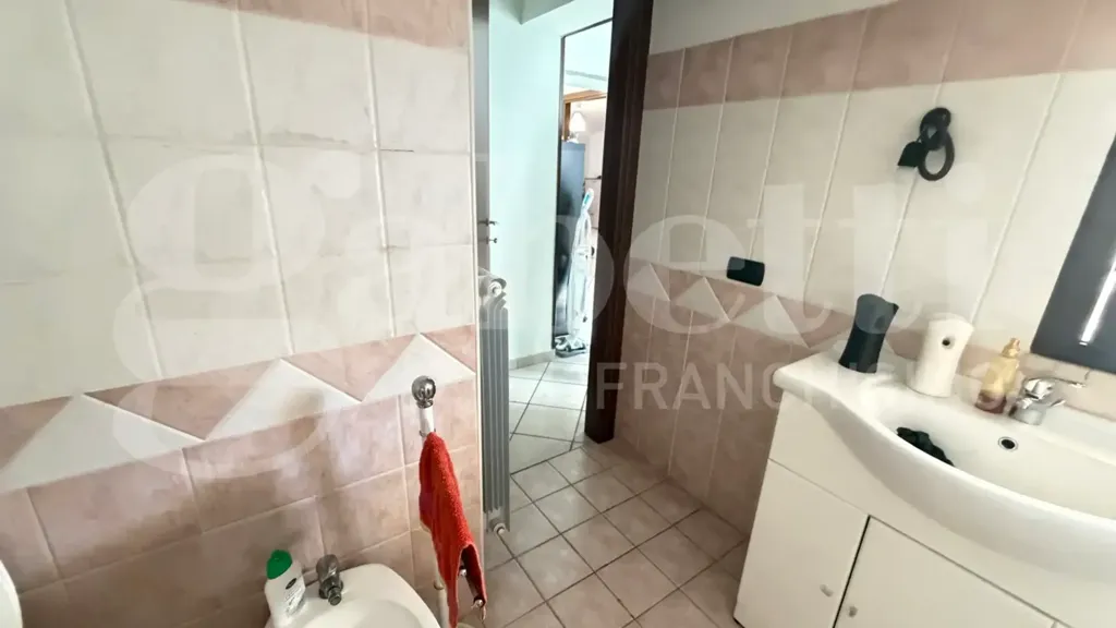 Salles de bain - Three-Bedroom Apartment in Marcianise