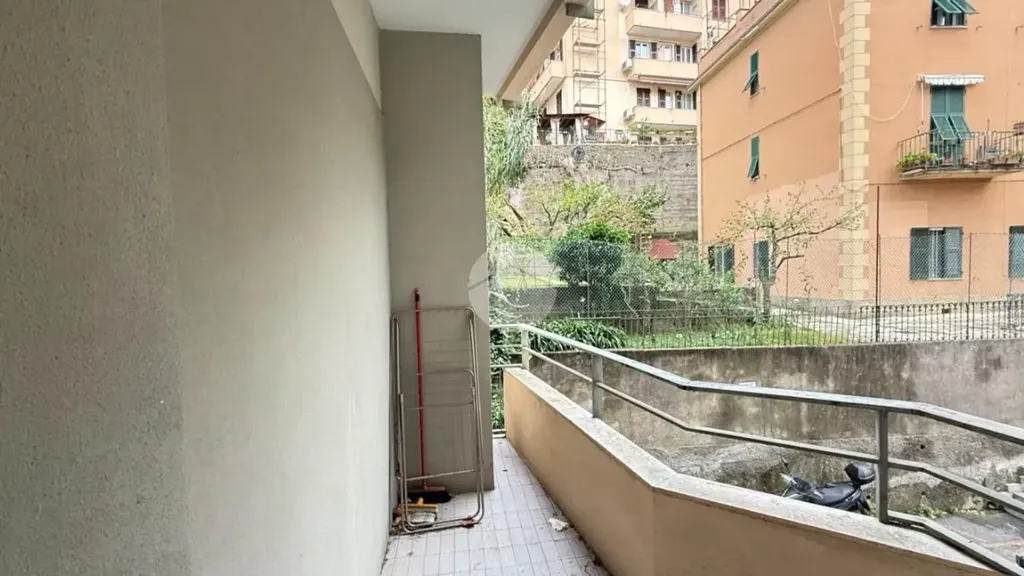 Rõdu - Spacious Flat with Balcony in Genoa