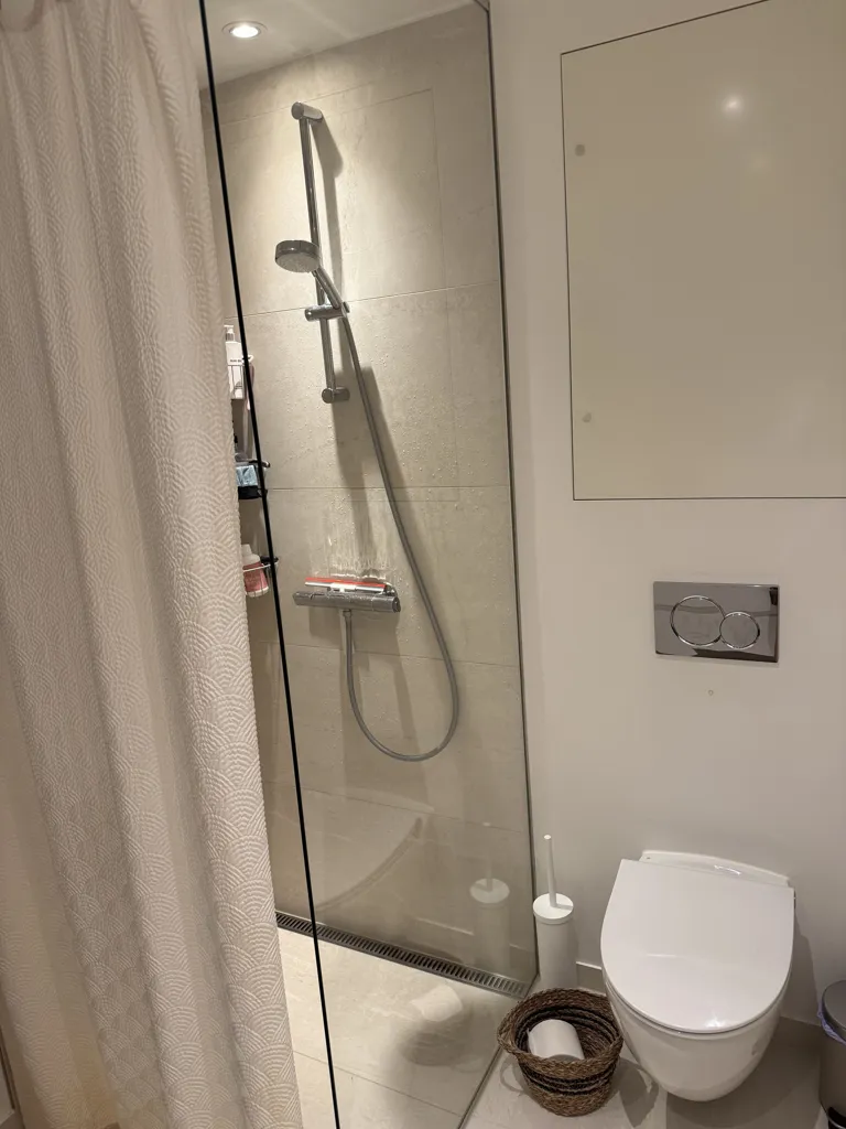 Vannitoad - 4-Bed Apartment with Park View in Aros Åpark
