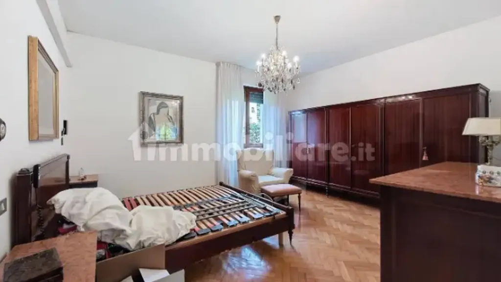 Bedrooms - Spacious Apartment with Balcony in Pisa Centre