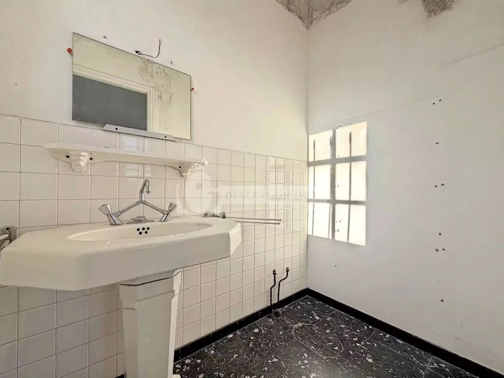 Salles de bain - Maison à Réaménager avec Garage à Arles