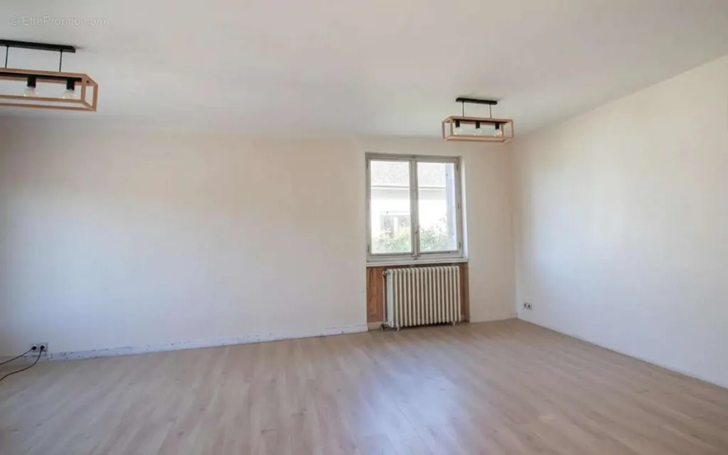 Pièces - Maison Lumineuse avec Jardin à Guéret
