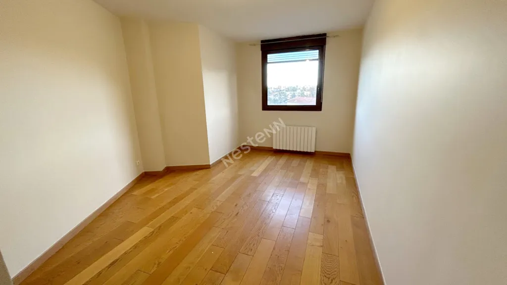 Toad - Renovated T5 Apartment with Garage in Lyon 5ème