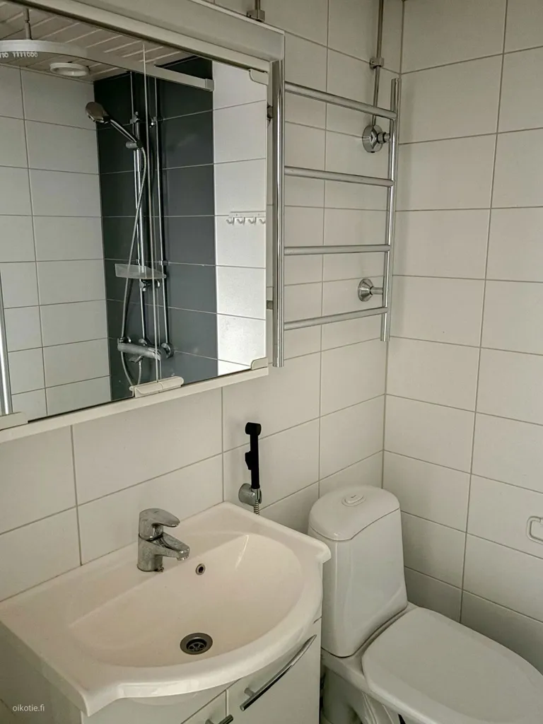 Salles de bain - Bright Apartment with Balcony in Länsimäki, Vantaa