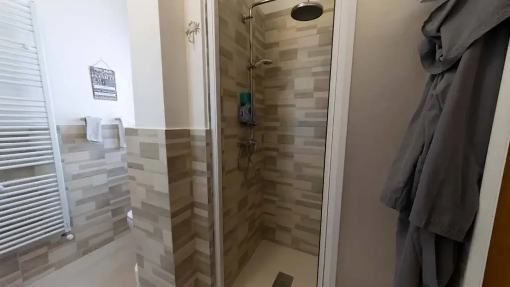 Salles de bain - Panoramic Apartment with Balcony in Gambassi Terme