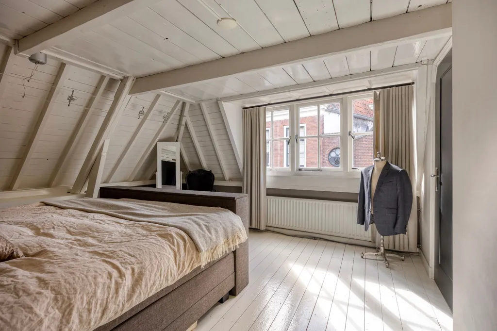 Magamistoad - Monumental Canal House with Split-Level in Oudewater
