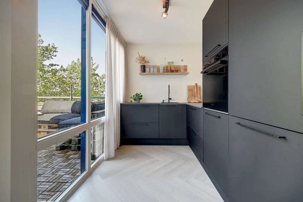 Cucina - Modernised 3-Bedroom Apartment with Balcony in Westerpark