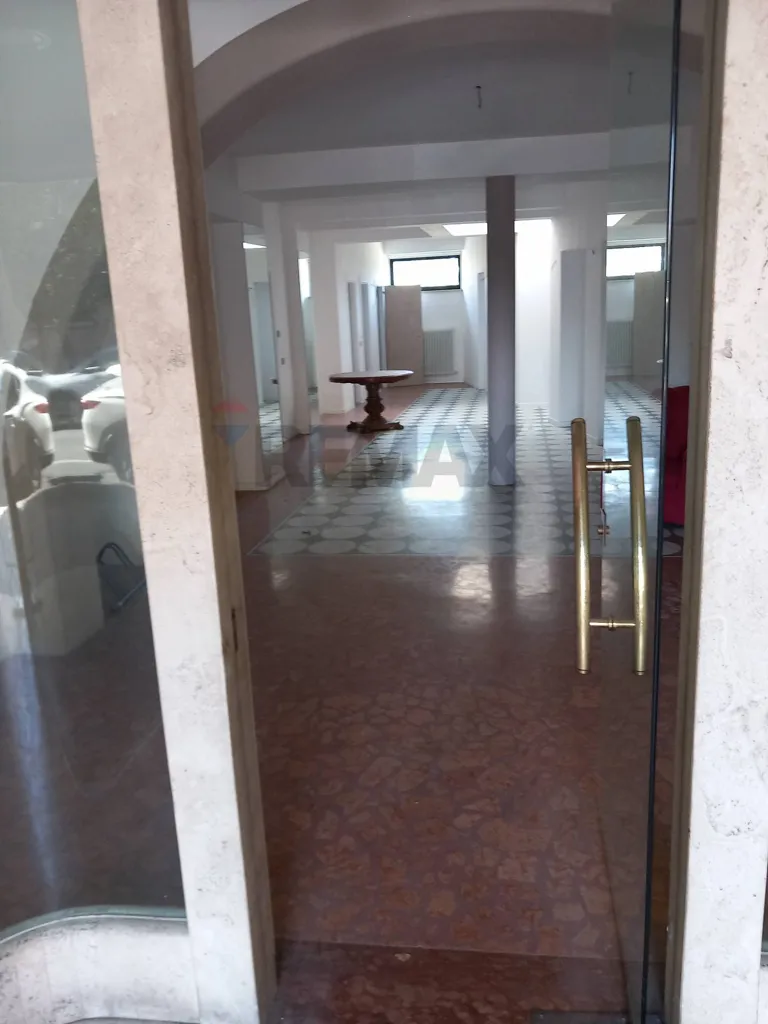 Esik - Luxury Shop with Outdoor Space in Santa Maria degli Angeli