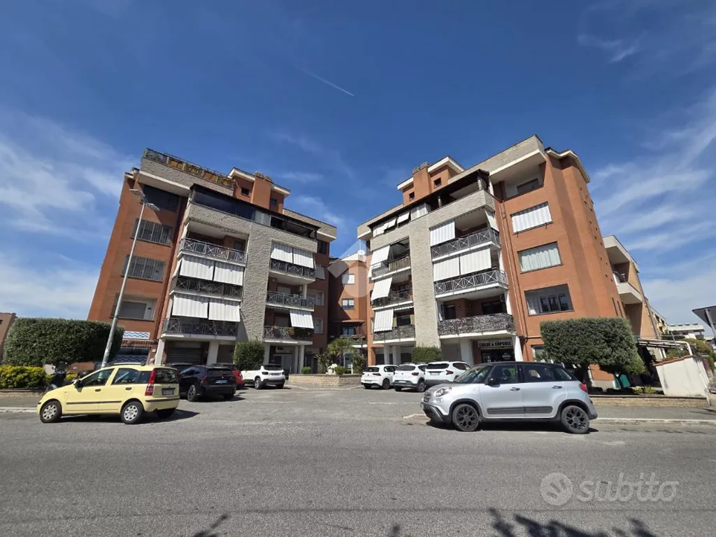 Esterno - Commercial Space with Two Windows in Rome