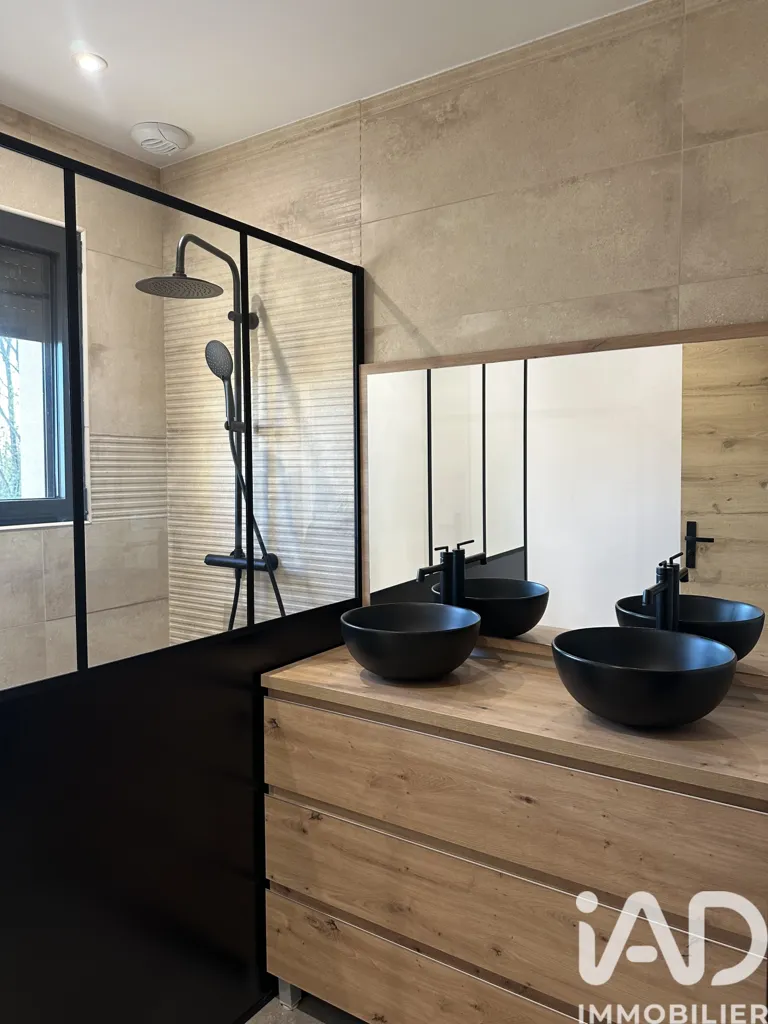Salles de bain - Maison Récente avec Jardin à Dole