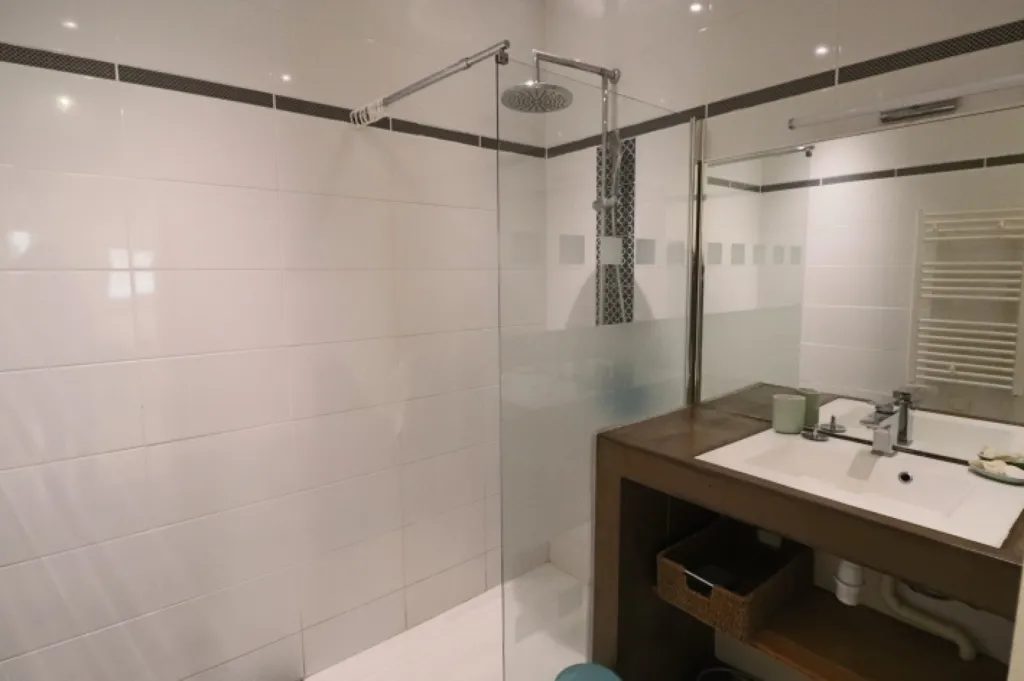 Salles de bain - Grand T2 Meublé avec Hauteur de Plafond à Marseille