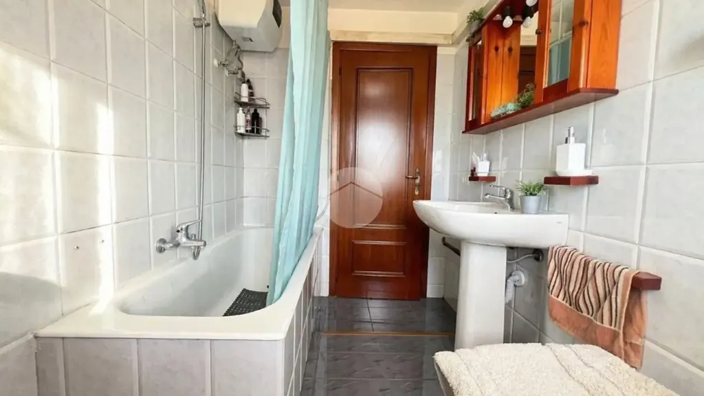 Salles de bain - Three-Bedroom Apartment with Balcony in Settimo
