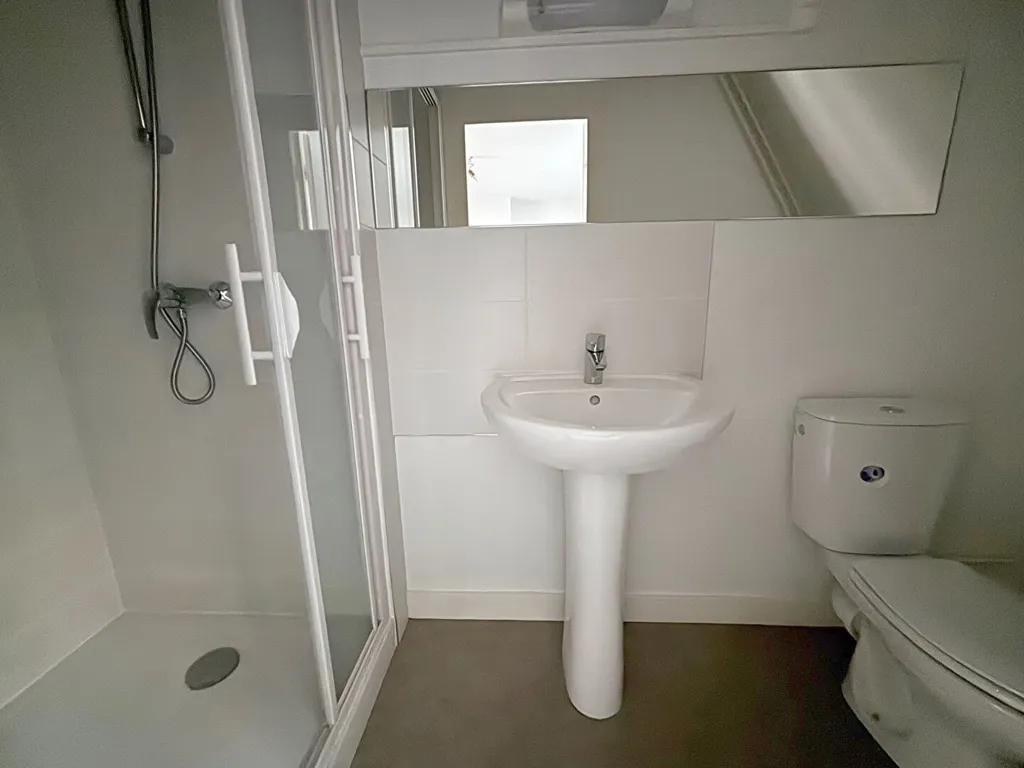 Salles de bain - Appartement 2 Pièces avec Luminosité Traversante près de l'Hyper-centre