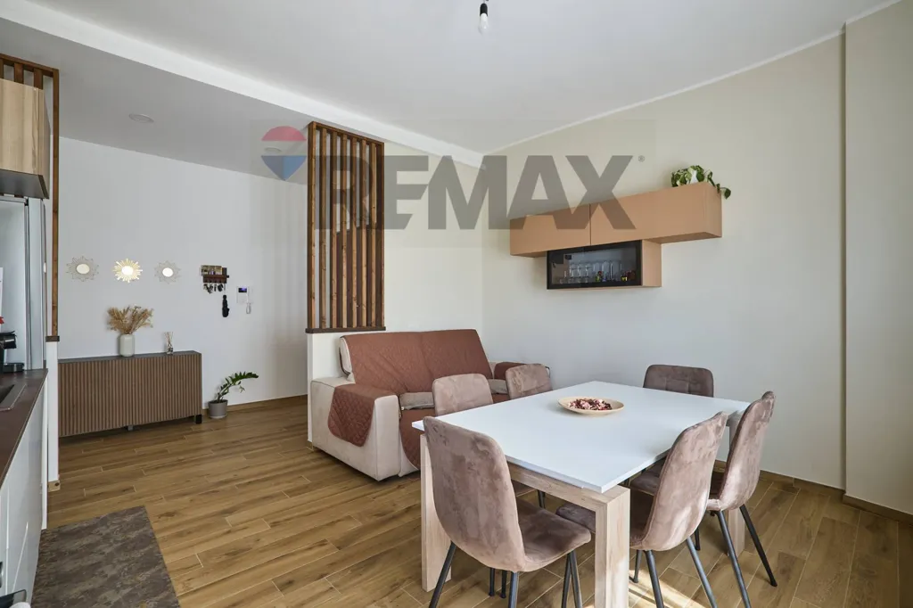 Sala da pranzo - Ristrutturato Triplex with Balcony in Torre Maura