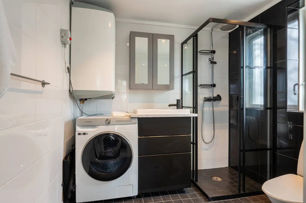 Bathrooms - Year-Round Cottage with Boat Access in Binnäset