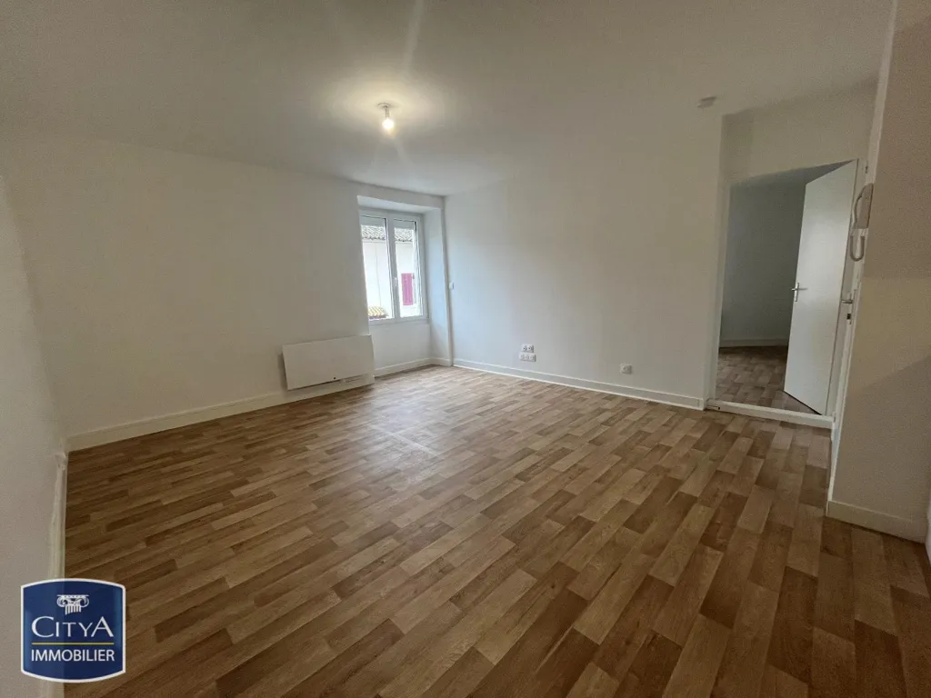 Rooms - 2-Bedroom Apartment with Balcony in Lusignan
