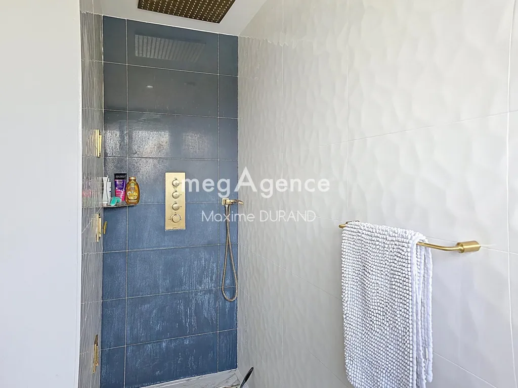 Salles de bain - Maison Rénovée avec Piscine à Cholet