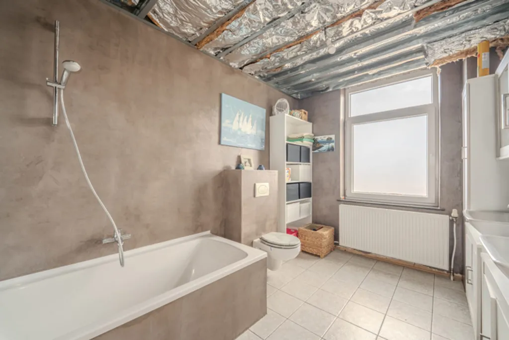 Salles de bain - Maison lumineuse avec terrasse à Leuze