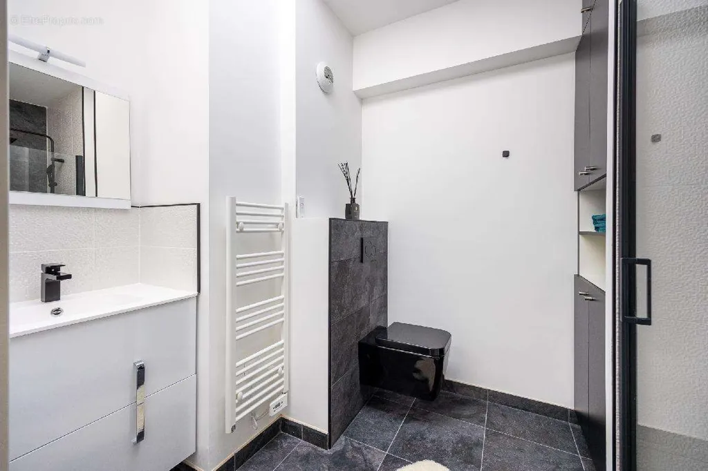 Bathrooms - Contemporary Penthouse with Terrace in Nantes
