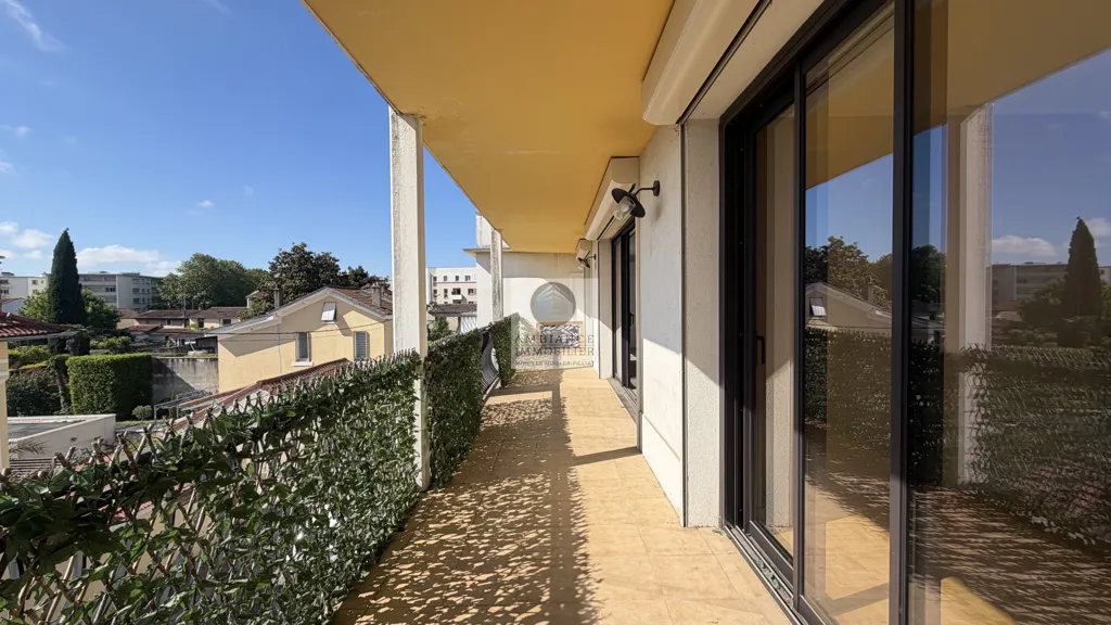 Rõdu - Renovated Apartment with Terrace in Valence