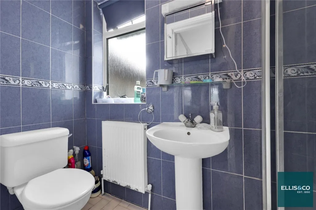 Bathrooms - 6-bedroom house in Barnet