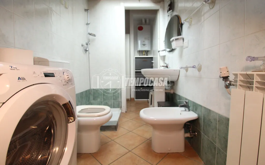 Bagni - Rear-Facing Mansard Flat with Balcony in Turin
