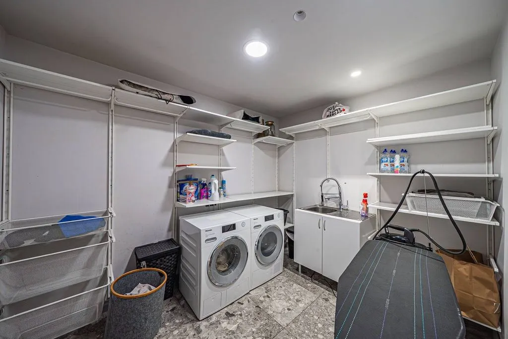 Utility Room - 10-Bedroom Chalet with Pool in Guadalmina Baja