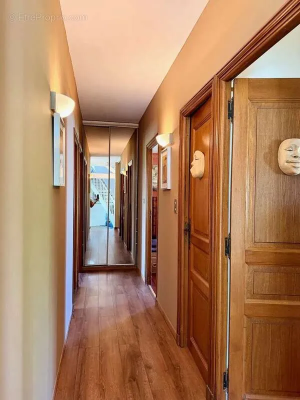 Entrée - Maison Contemporaine avec Piscine et Jardin à Proximité des Écoles
