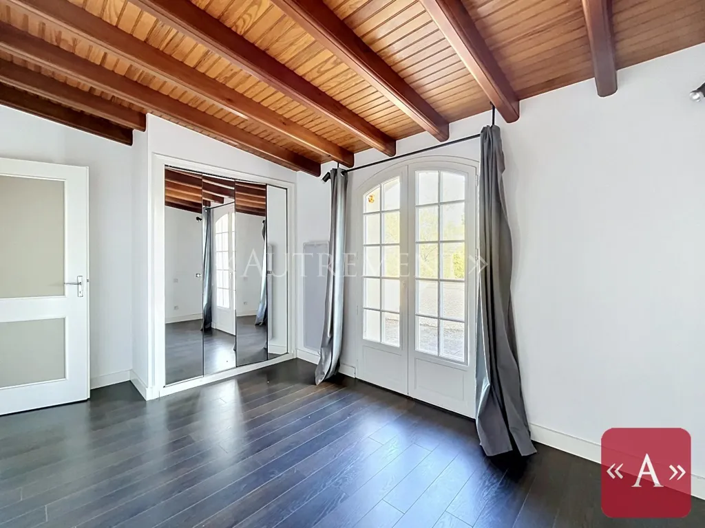 Toad - Architectural House with Panoramic Park View