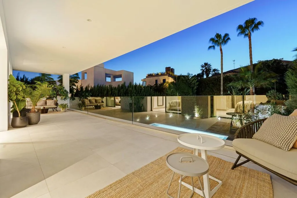 Terrasse - Contemporary Villa with Pool in Nueva Andalucía