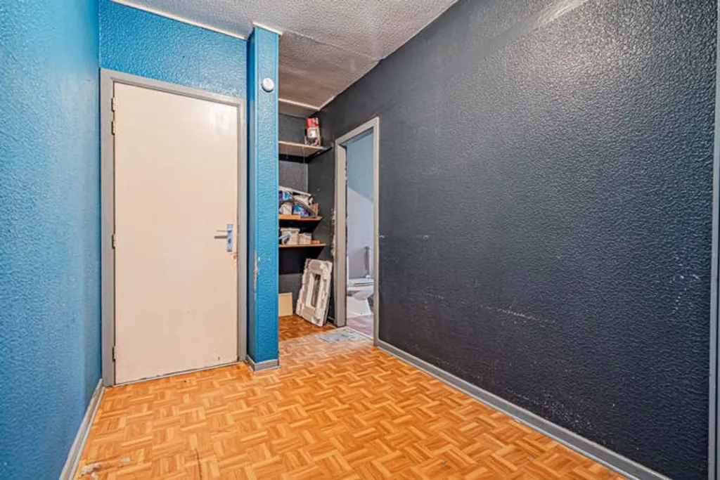 Esik - 3-Bedroom Apartment with Parking in Verviers
