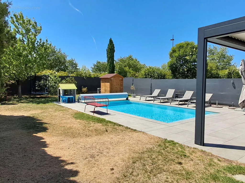 Piscine - Maison Contemporaine avec Piscine à Saint-Priest