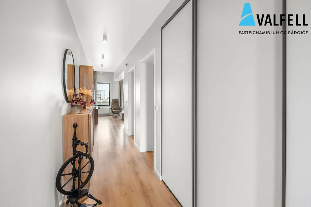 Esik - 3-Bedroom Apartment with South Balcony in Asparskógar
