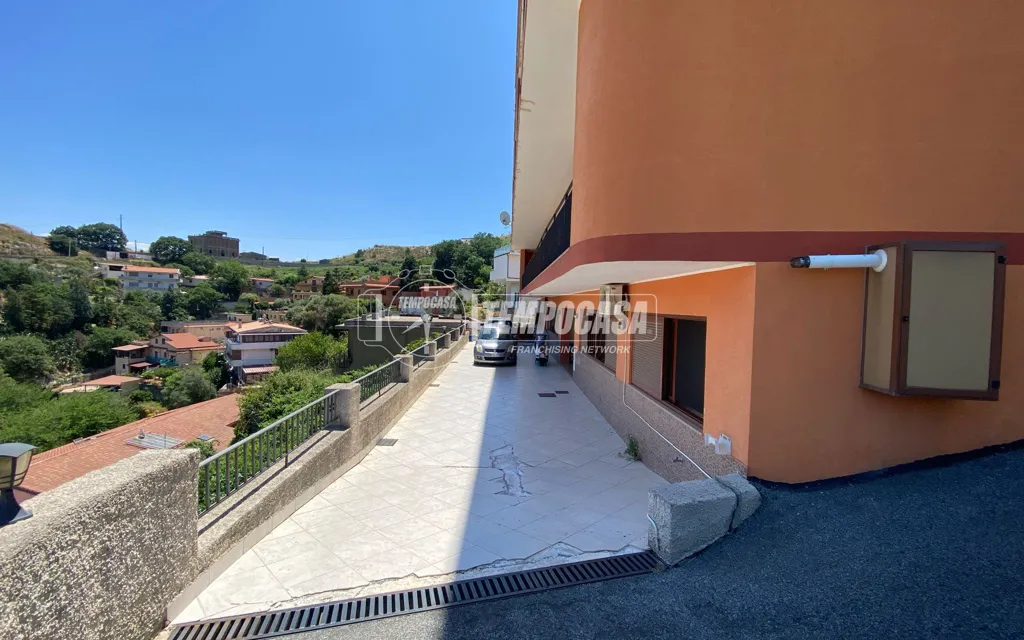Balcon - Ground Floor Apartment with Private Parking in Messina