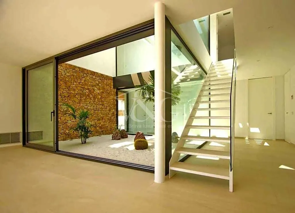 Toad - Seafront Villa with Pool in Mas Pinell
