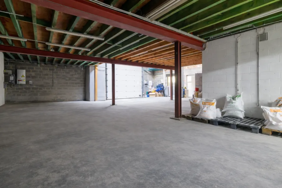 Pièces - Ensemble Professionnel avec Bureaux et Entrepôt à Wavre